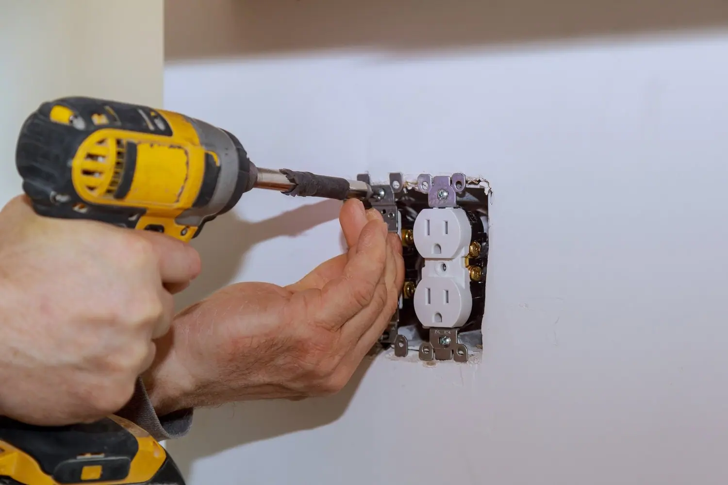 Wymiana gniazdek elektrycznych: bezpieczna instalacja