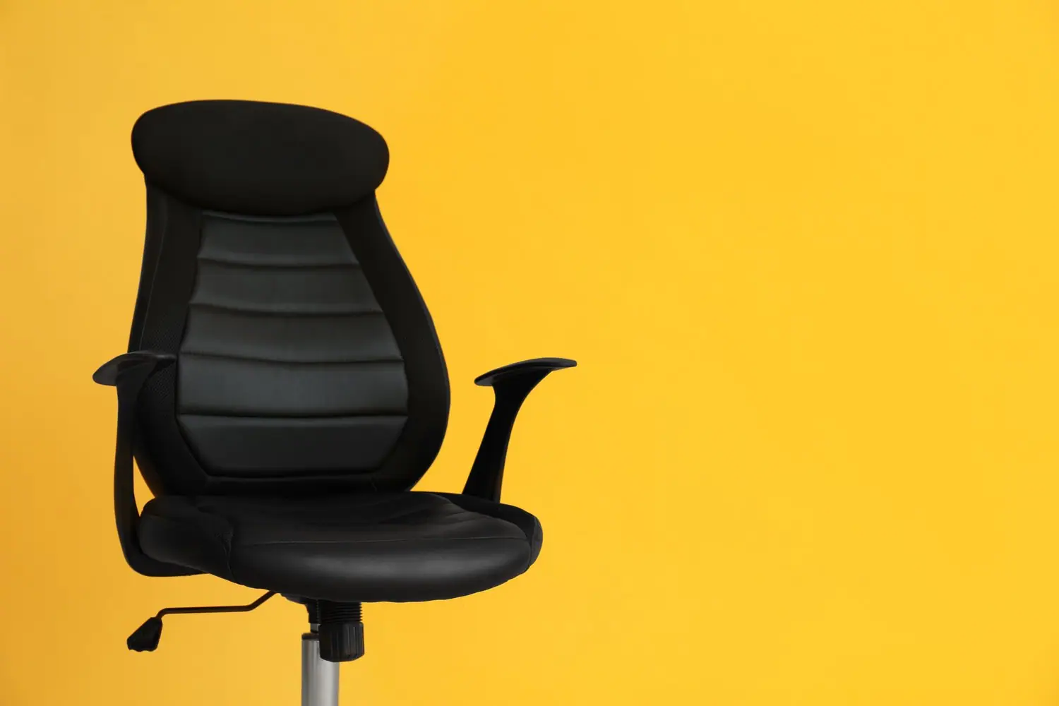 Jak ustawić krzesło biurowe: ergonomiczne dopasowanie do użytkownika