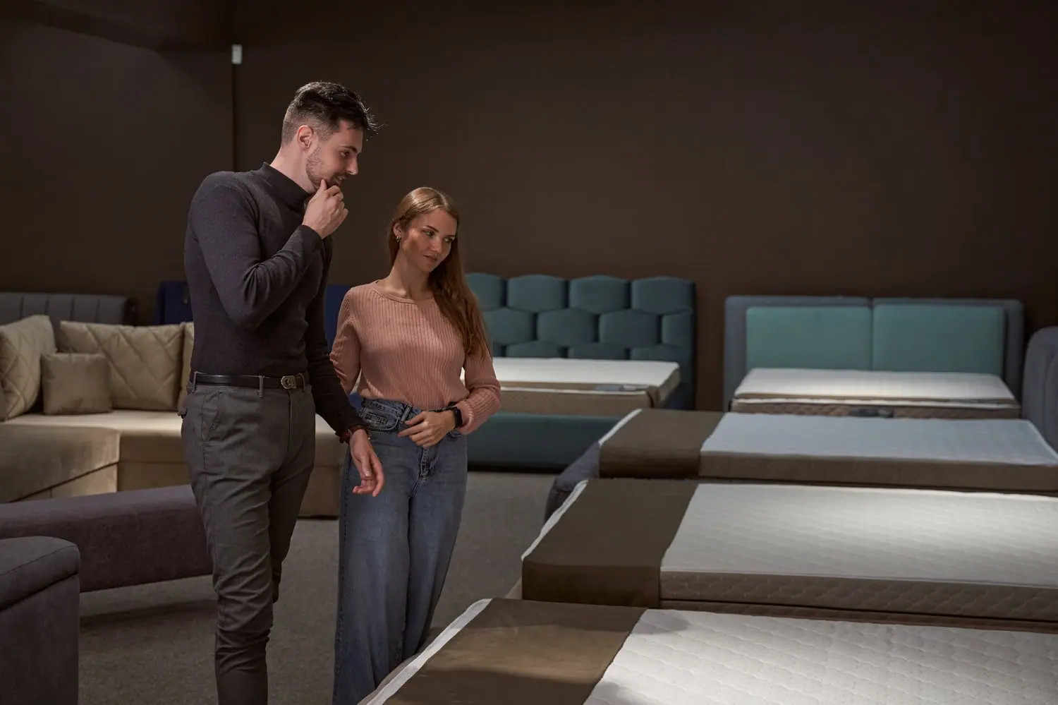 Jak wybrać odpowiedni materac do łóżka: twardość, rozmiar i rodzaj wypełnienia